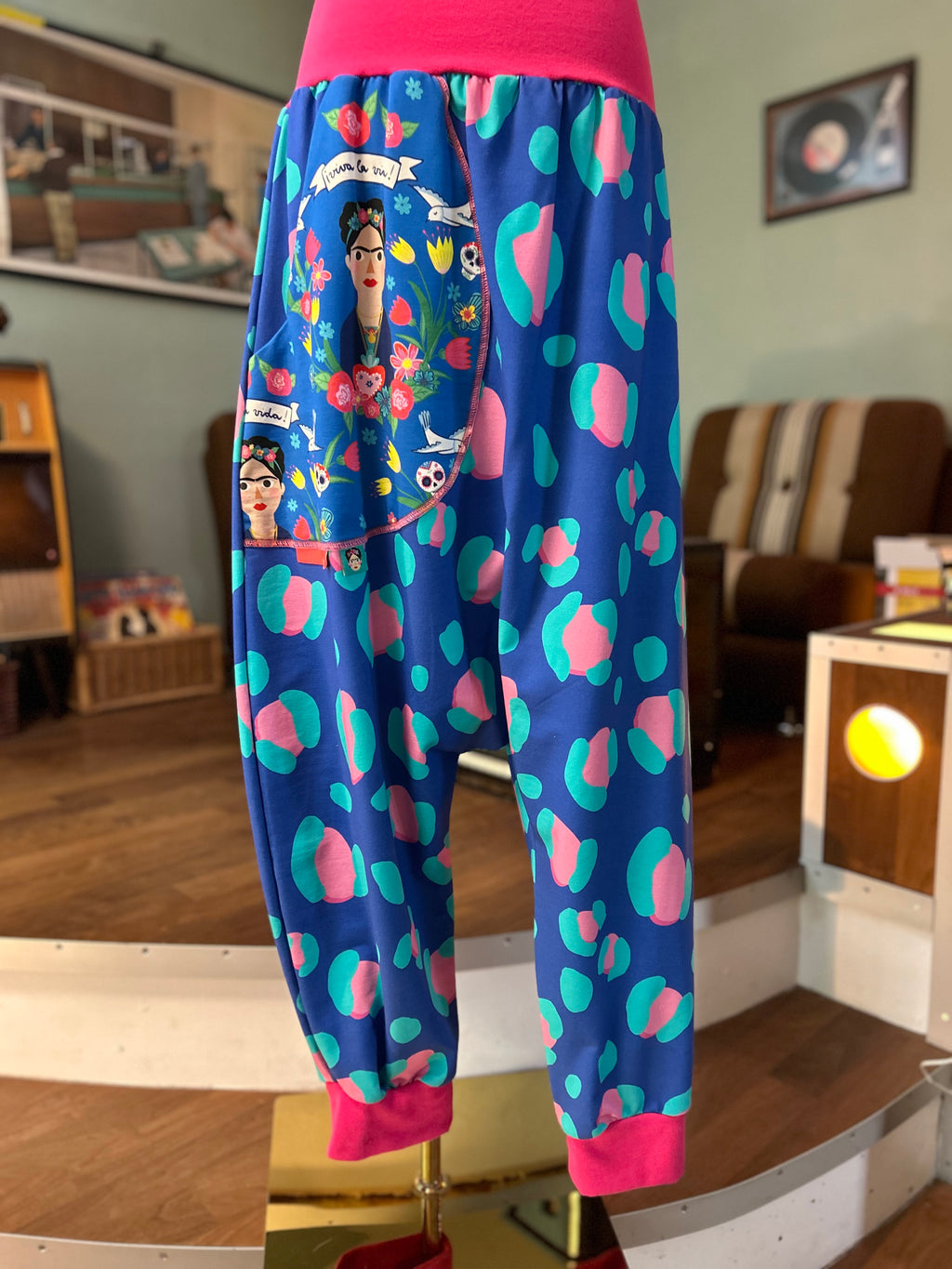Wohlfühlhose LEO mit aufgesetzter Tasche like Haremshose