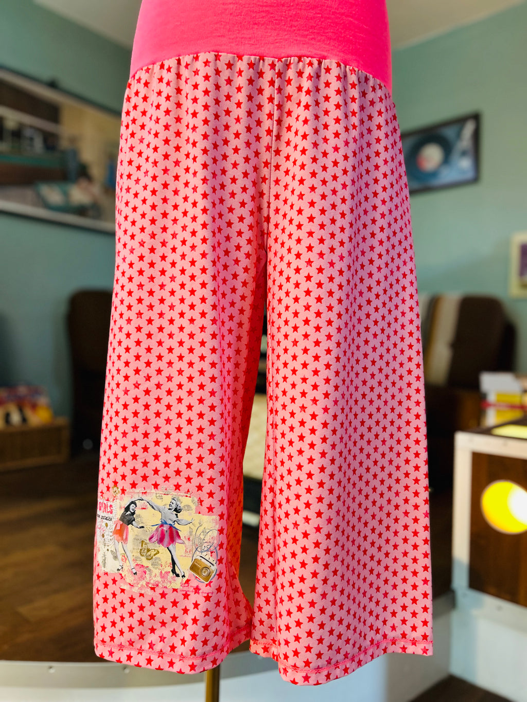 Culotte-Wohlfühlhose Good Girls dance outside the rules - Sterne auf Rosa Retro