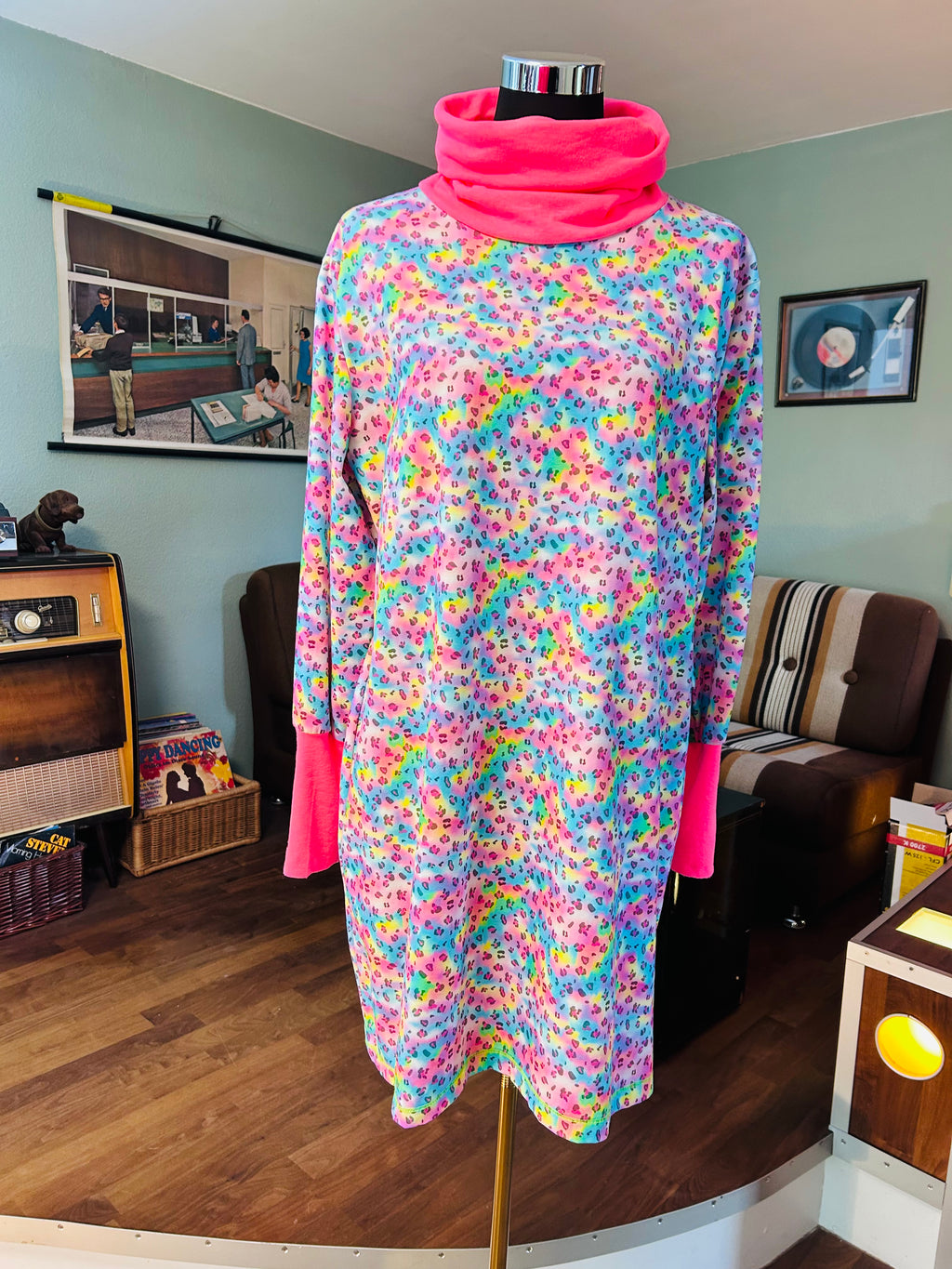 Wohlfühlkleid - Leopint mit Neonpink Peace bitches