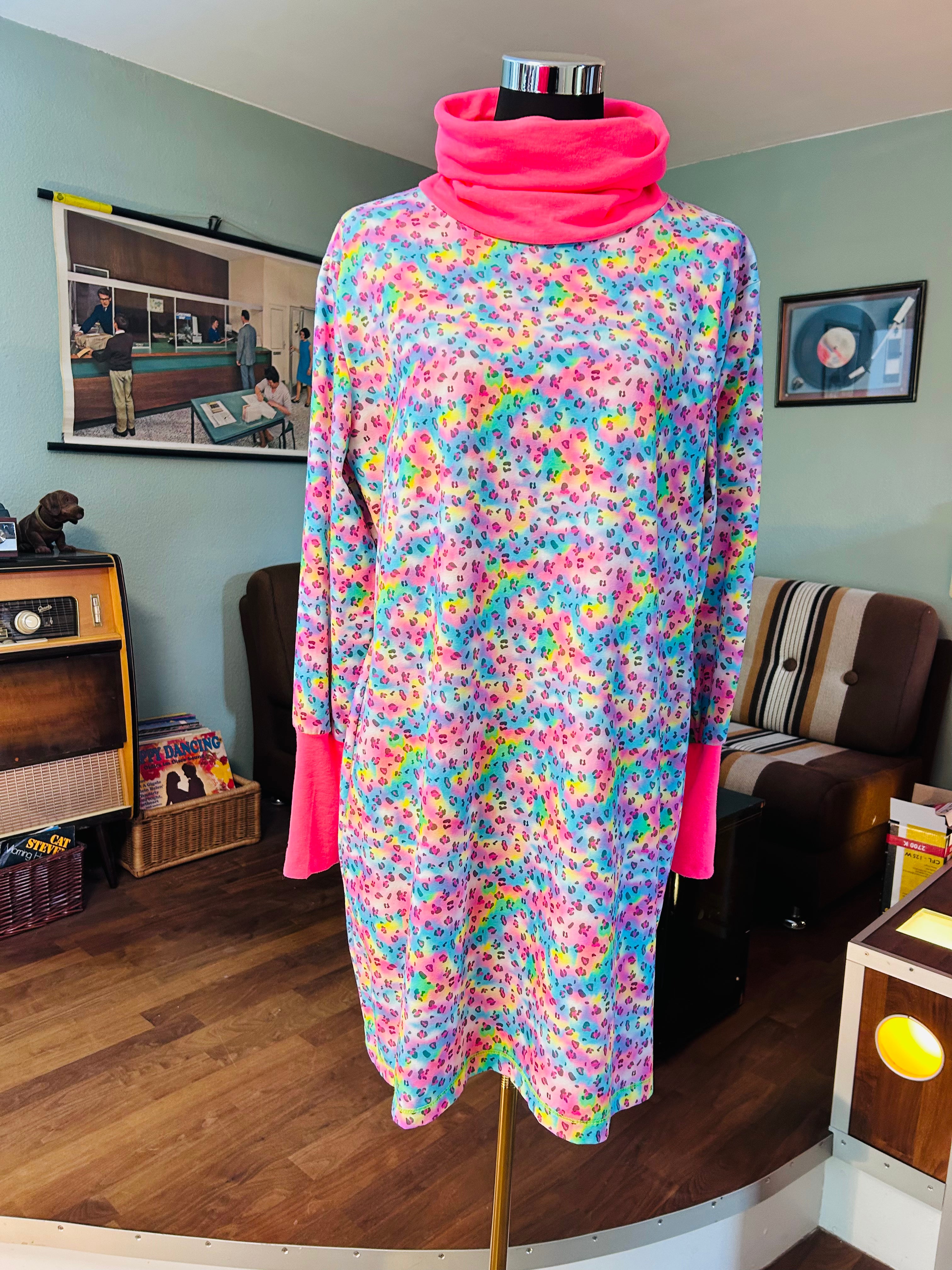 Wohlfühlkleid - Leopint mit Neonpink Peace bitches