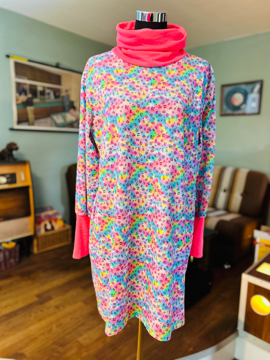 Wohlfühlkleid - Leopint mit Neonpink Peace bitches