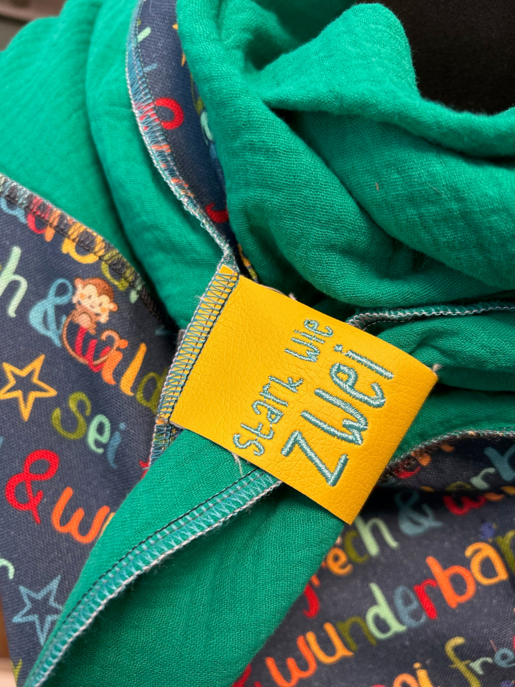 Musselin-Schal Pippi Langstrumpf in Grün und Blau mit buntem Schriftzug-Motiv 🌈⭐
