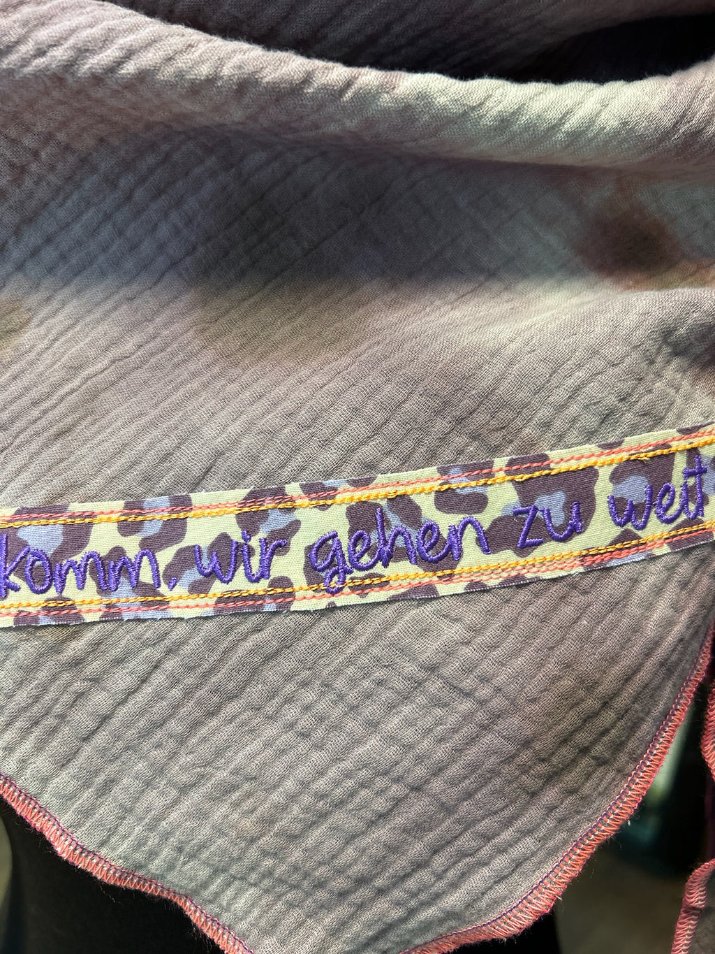 Taupefarbener Musselin-Schal „Komm, wir gehen zu weit“ 🤎✨