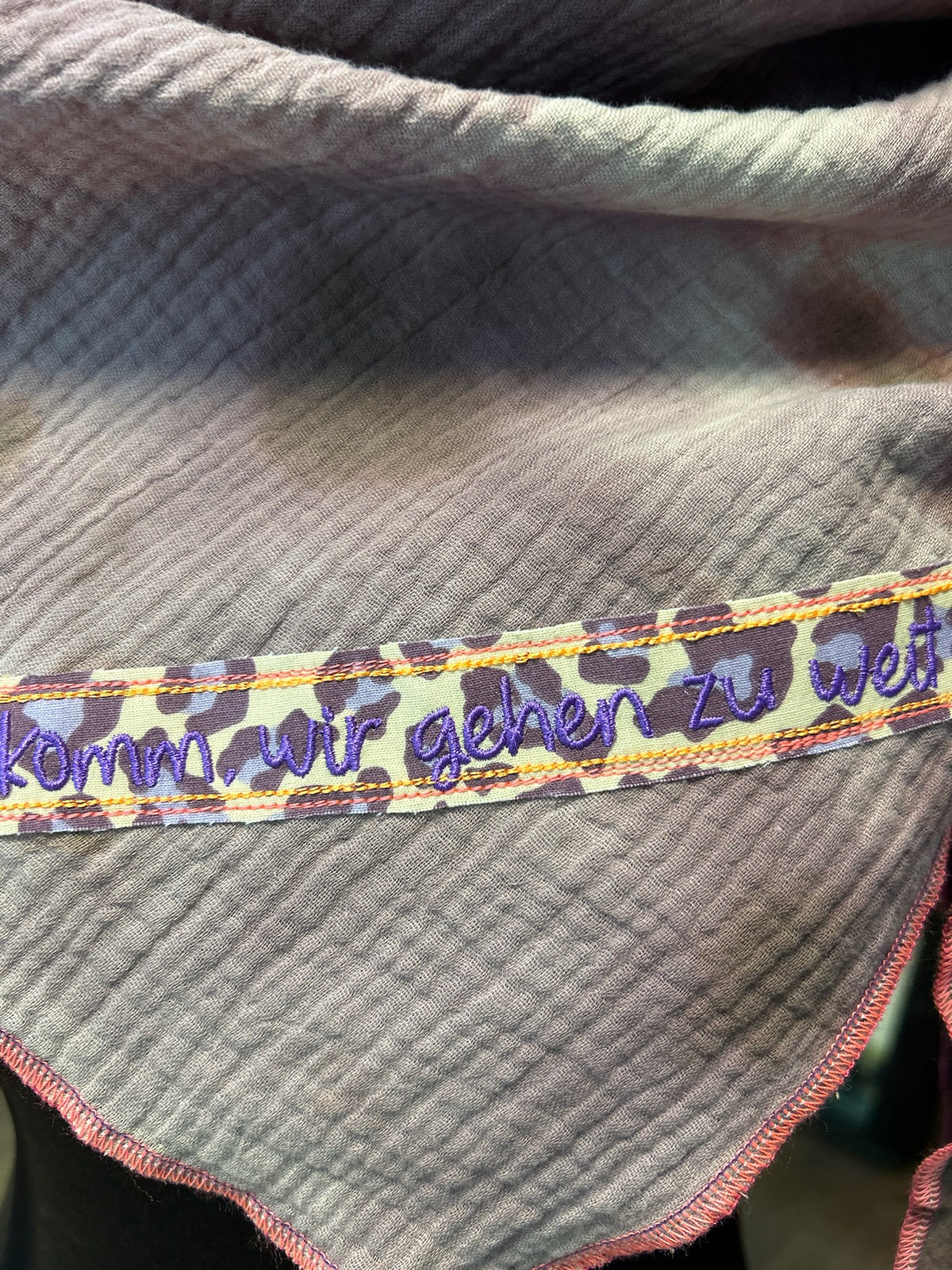 Taupefarbener Musselin-Schal „Komm, wir gehen zu weit“ 🤎✨