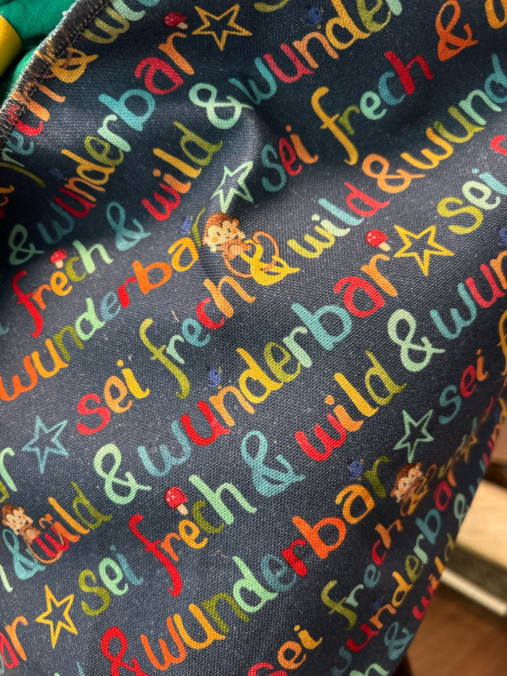 Musselin-Schal Pippi Langstrumpf in Grün und Blau mit buntem Schriftzug-Motiv 🌈⭐