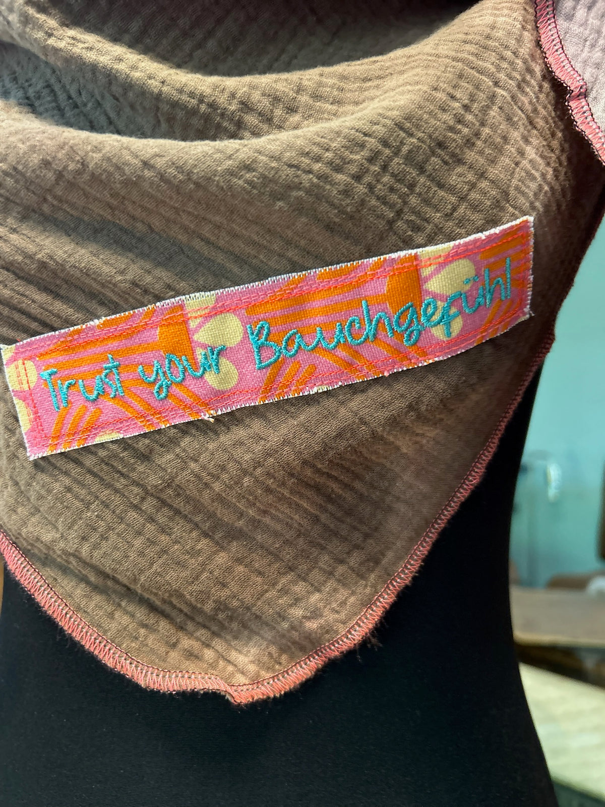 Brauner Musselin-Schal „Trust your Bauchgefühl“ 🤎✨