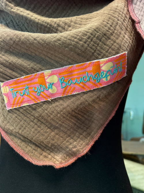 Brauner Musselin-Schal „Trust your Bauchgefühl“ 🤎✨