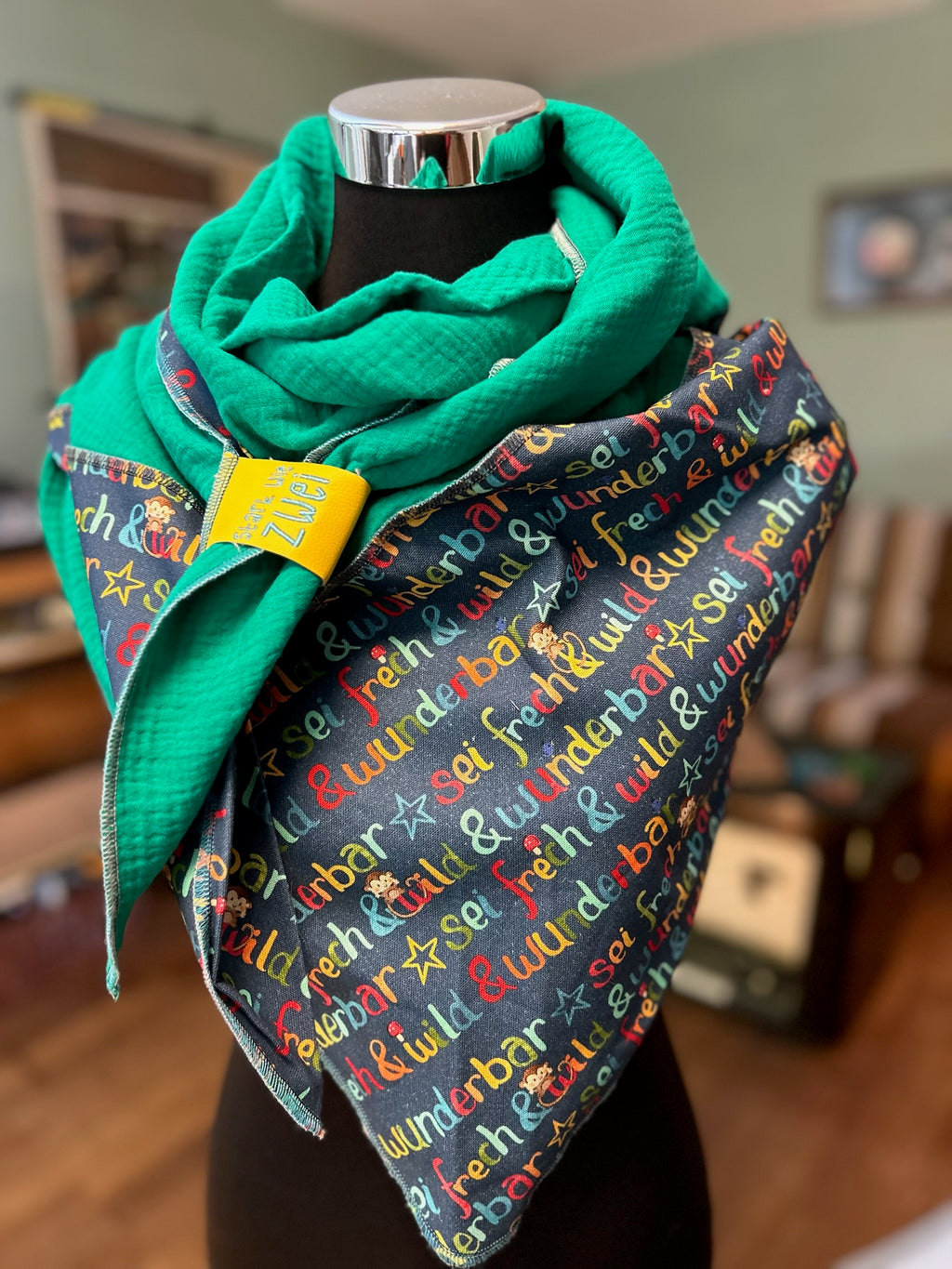 Musselin-Schal Pippi Langstrumpf in Grün und Blau mit buntem Schriftzug-Motiv 🌈⭐