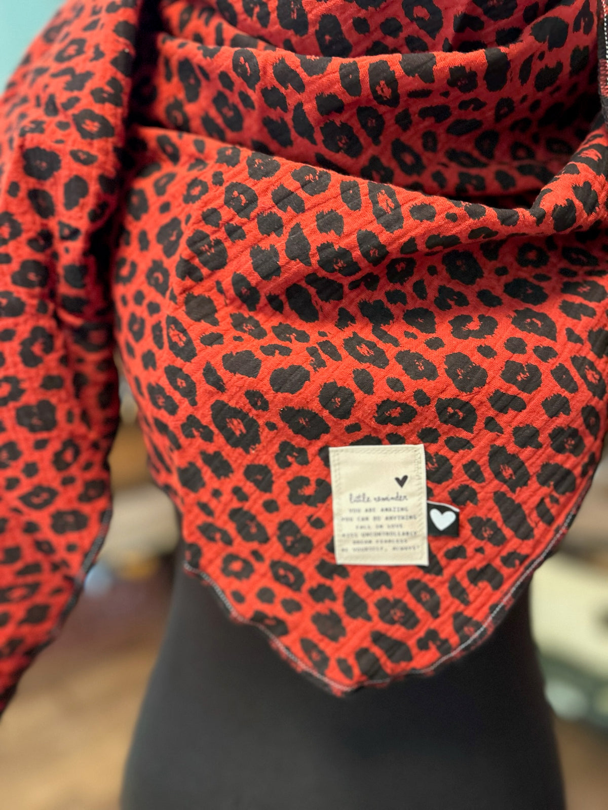 Roter Leo-Musselin-Schal mit Herzdetails ❤️🐆