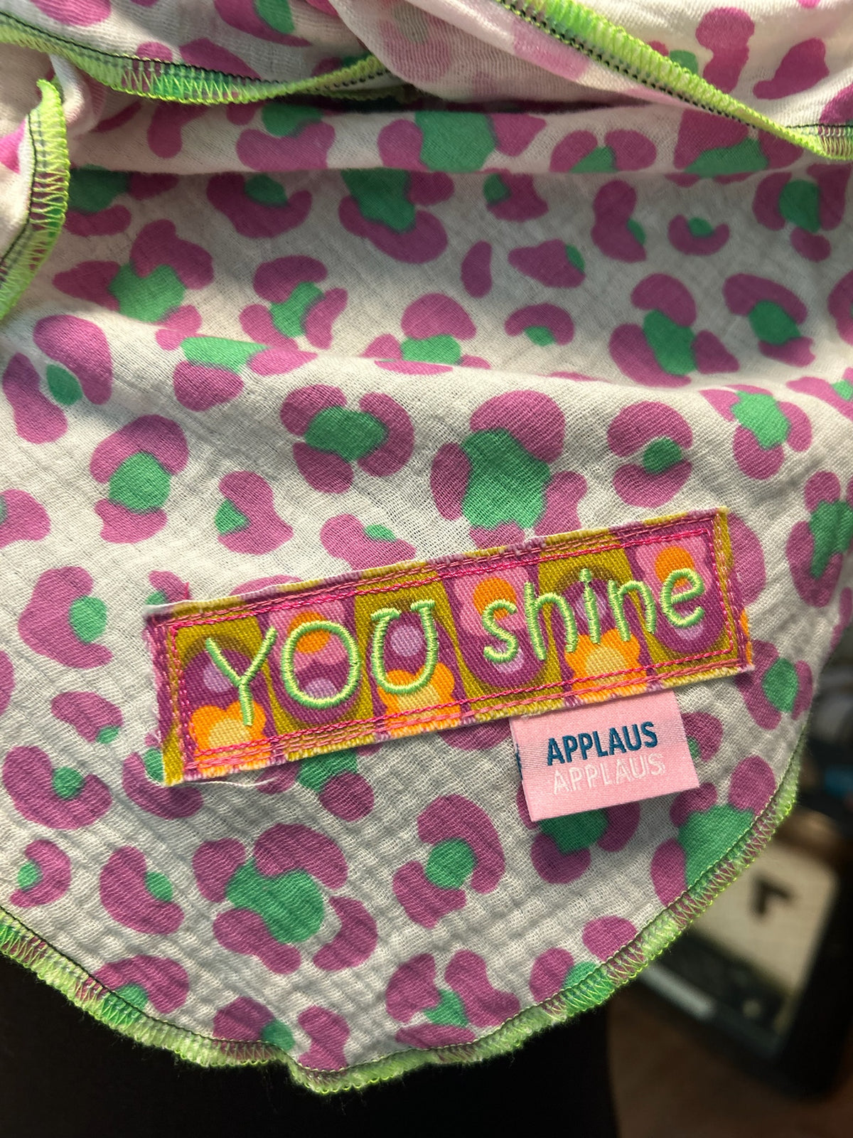 Bunter Musselin-Schal „You shine“ mit Leo-Muster 💗💚✨