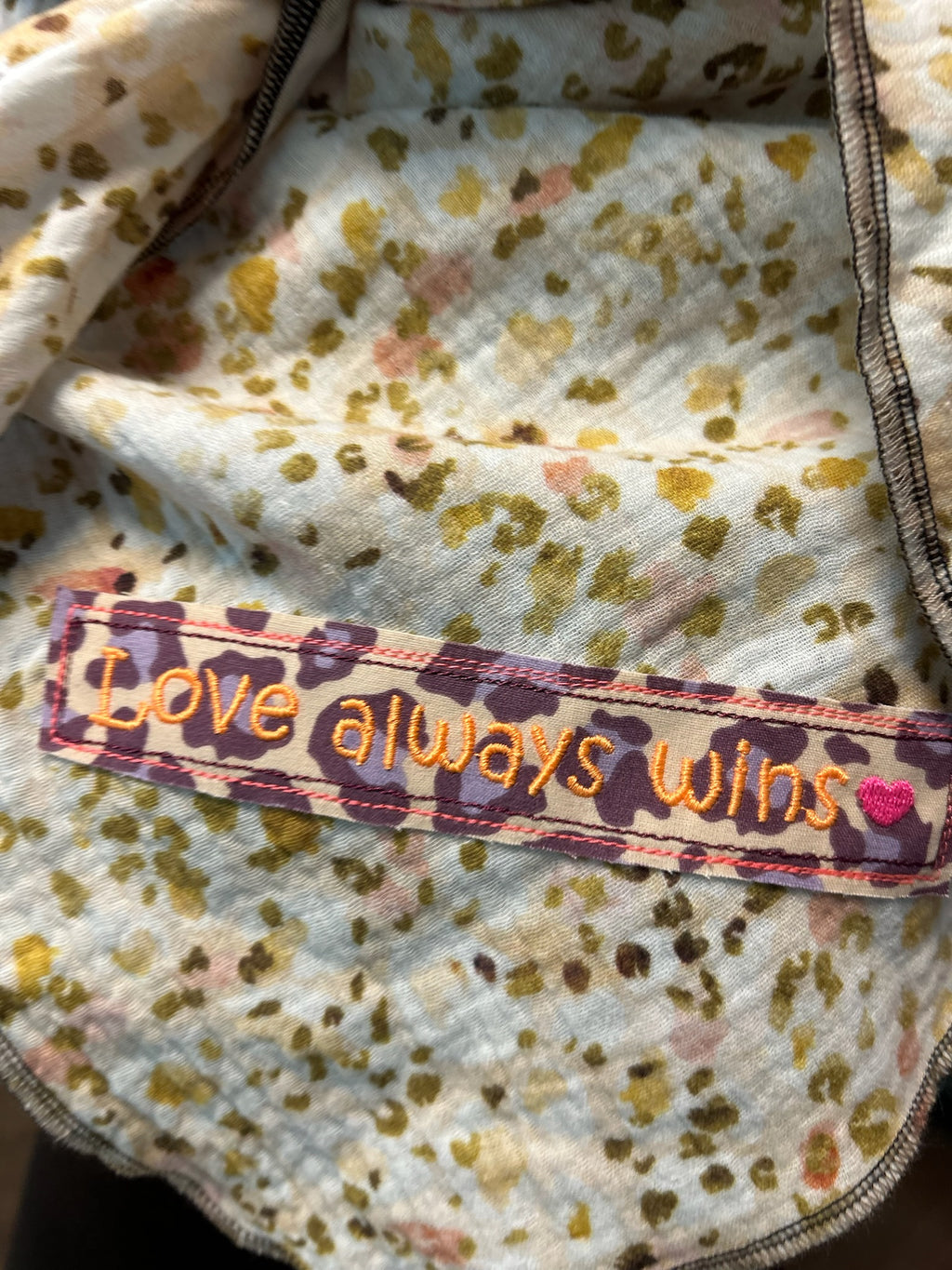 Cremefarbener, gemusterter Musselin-Schal „Love always wins“ 🤍💛💗
